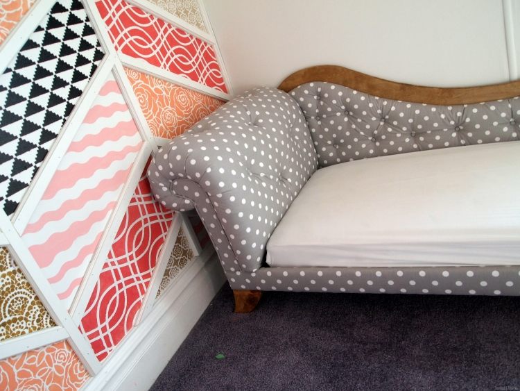 Patchwork gjort enkelt-tapeter-soffa-klädsel-motiv-mönster-tryck-grå-figurer