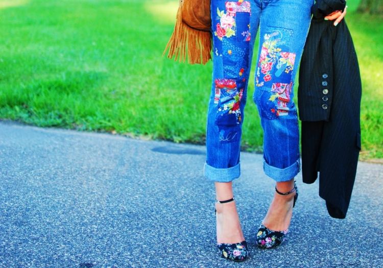 lapptäcke-gjort-lätt-jeans-byxor-färgglada-blaser-strasse-gräs-kvinna