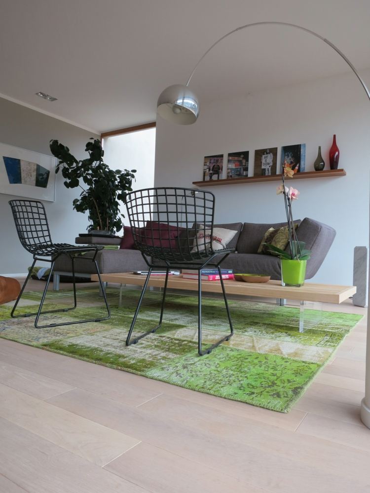 lapptäcke-matta-sittplatser-vardagsrum-gröna-nyanser-metall-stolar
