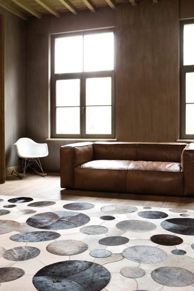 lapptäcke-matta-läder-kohud-cirklar-mönster-idé-brun-soffa
