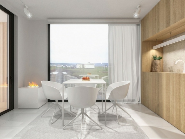 väggdesign lapptäcke matbord vita stolar gardiner kakel golv ljusa