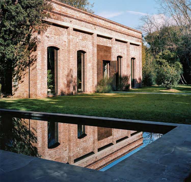 villa framgård bak trädgård klinker fasad gräsmatta naturlig pool Vincenzo De Cotiis