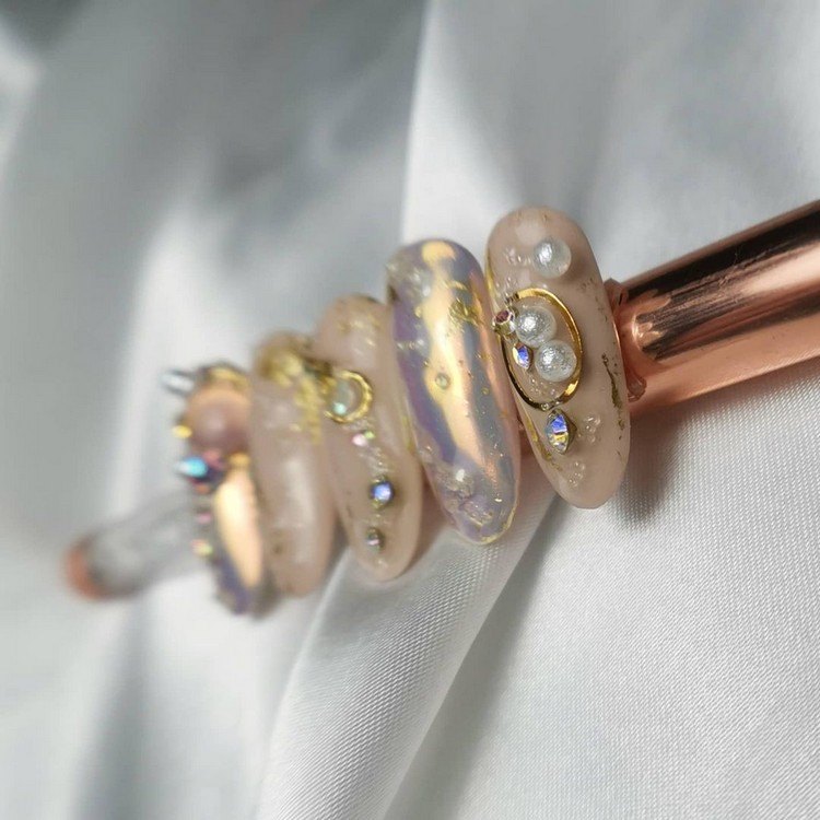 Pearl Nails nageltrend nageldesignidéer i guld