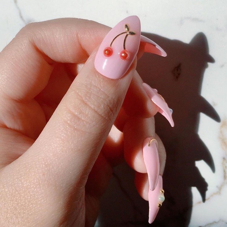 Långa mandelformade naglar Pearl Nails Nail trend
