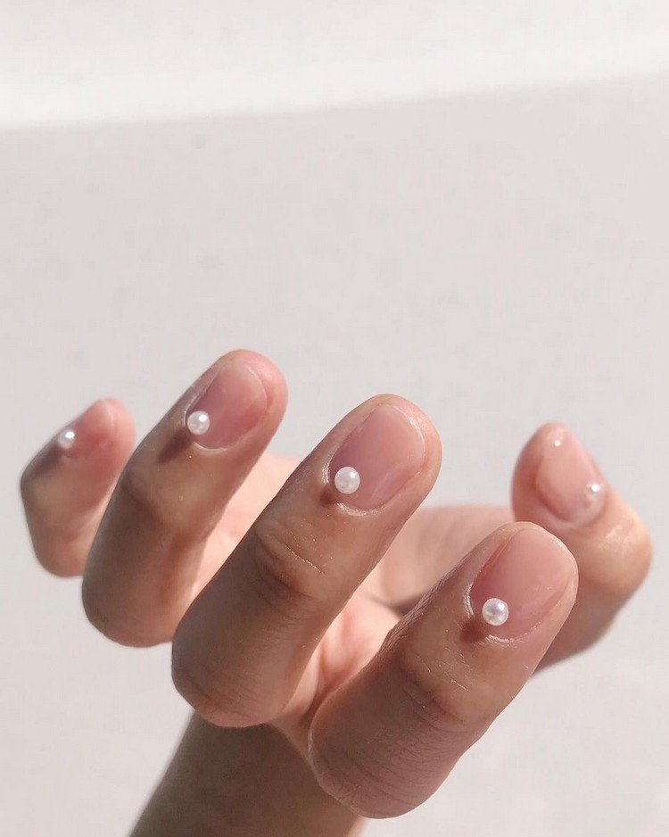 Naturliga gelnaglar korta Pearl Tip Nails nageltrender 2021