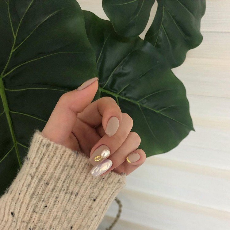 matta nageldesignidéer för korta naglar Pearl Nails nageltrend