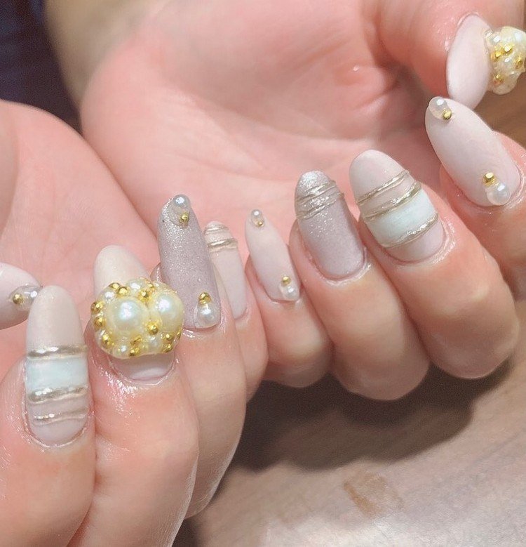 Mandelformade naglar Nageltrender Våren 2021 Pearl Nails Trend
