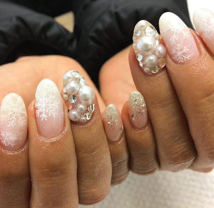 Julspikar Idaeen Snowflakes Nail Design Pearl Nails