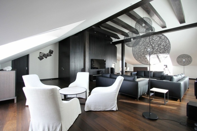 vardagsrum penthouse design parkett mörkbruna vita stolar