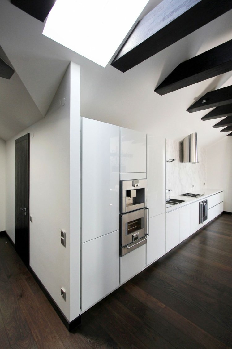 högglans vit kök design ugnsskåp parkett balkar svart