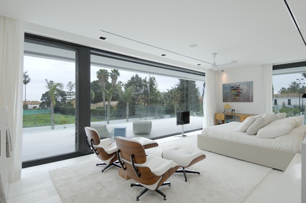 sovrum-vit-design-golv-till-tak-fönster