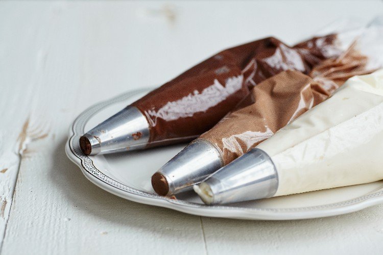 Chokladsmörkräm i rörpåsar