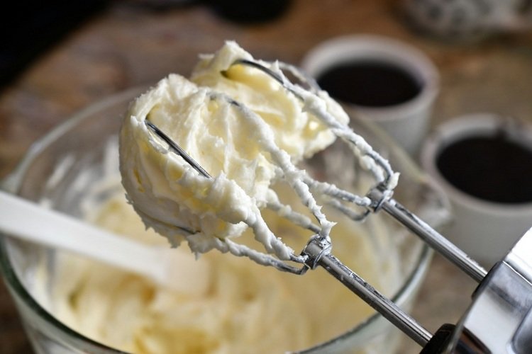 Vispa smörkräm med en stavmixer