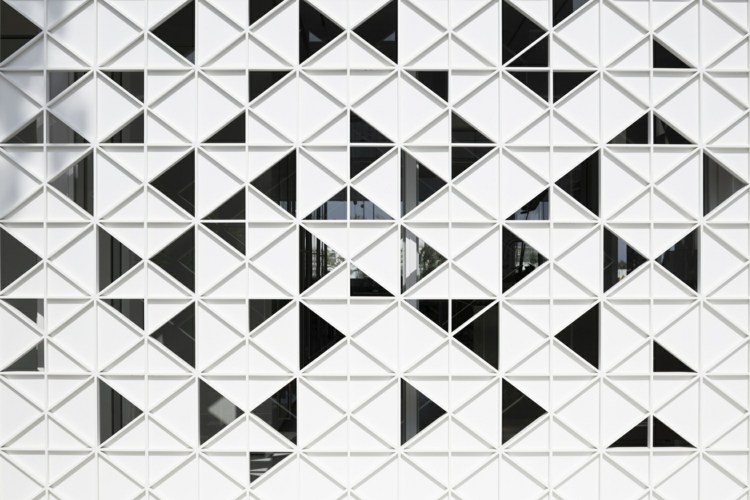 d3 hus perforerad fasadbeklädnad vit geometrisk mönster trianglar