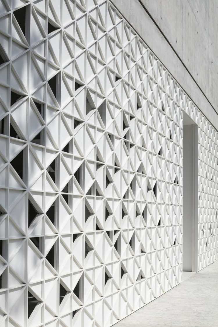 d3 hus israel vit hus fasad geometriskt mönster perforerad aluminium fasad