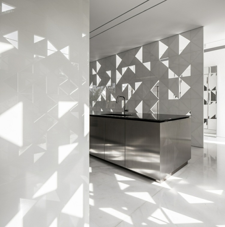 perforerad husfasad av aluminium skiljevägg kök trianglar mönster ljus