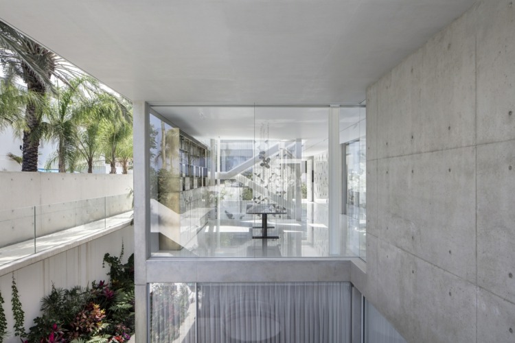 hus d3 israel exponerade betongglasfronter minimalistisk elegant perforerad fasad