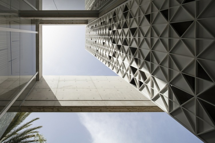 perforerad fasad aluminium vit ljus skugga lek geometriska mönster exponerad betong