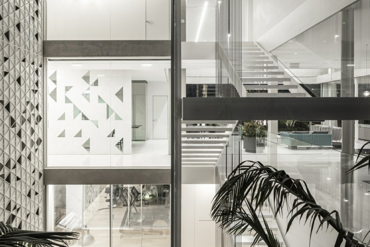 perforerad fasad d3 hus aluminium geometriska mönster trappa