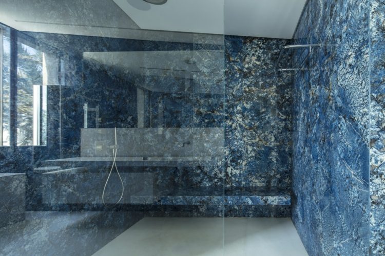 blå marmor guldårer badrum lyx elegant minimalistisk