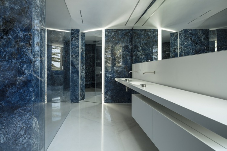 badrum marmor blå guld vener vit badrum möbler spegel