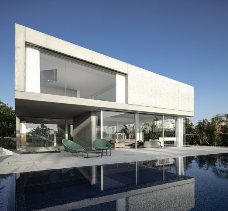 två våningar enfamiljshus exponerad betong pool glas front pool d3 hus Israel
