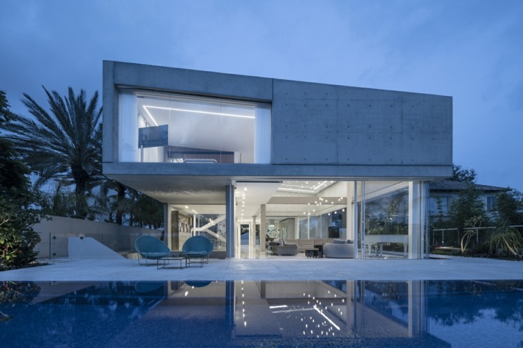 d3 hus izrael pool två våningar fönsterfronter exponerade betong täckt veranda