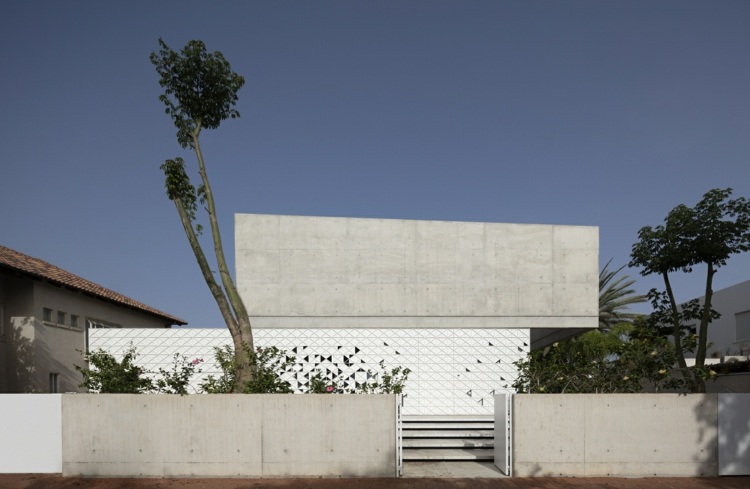 d3 hus pitsou kedem arkitekter perforerad fasad av aluminium perforerade trianglar exponerade betong diagonalt