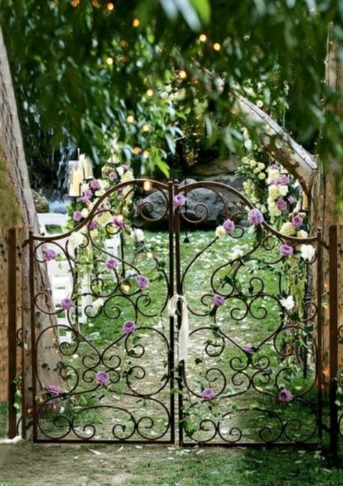 järn trädgård gate rosor i stil