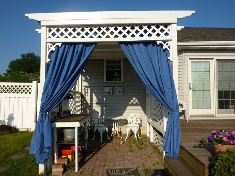 pergola gardiner blå gitter design terrass hus