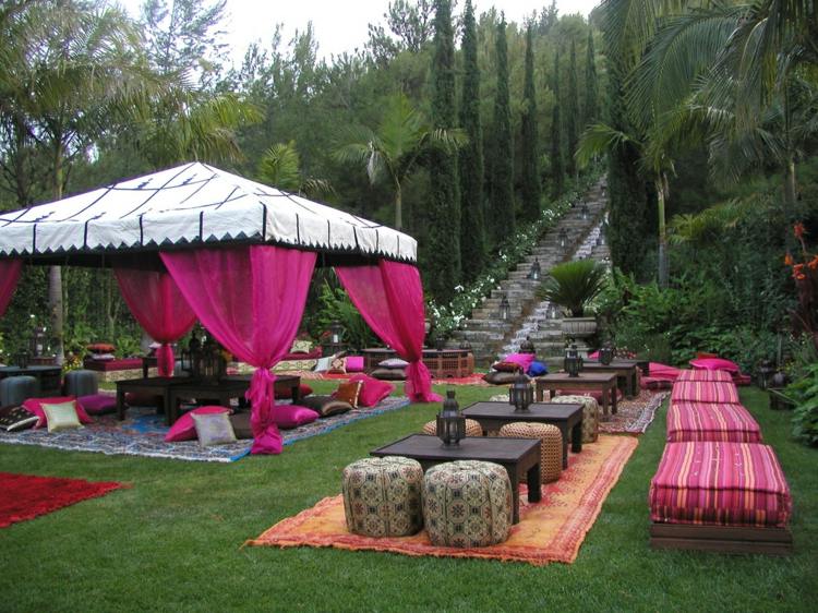 pergola med gardiner fuchsia färg sittdynor trädgård palmer fest