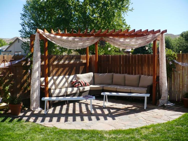 pergola med gardiner hörn trädgård sittgrupp deco soffa