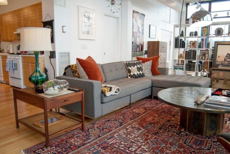 orientalisk-matta-vardagsrum-grå-soffa-trä-sidobord