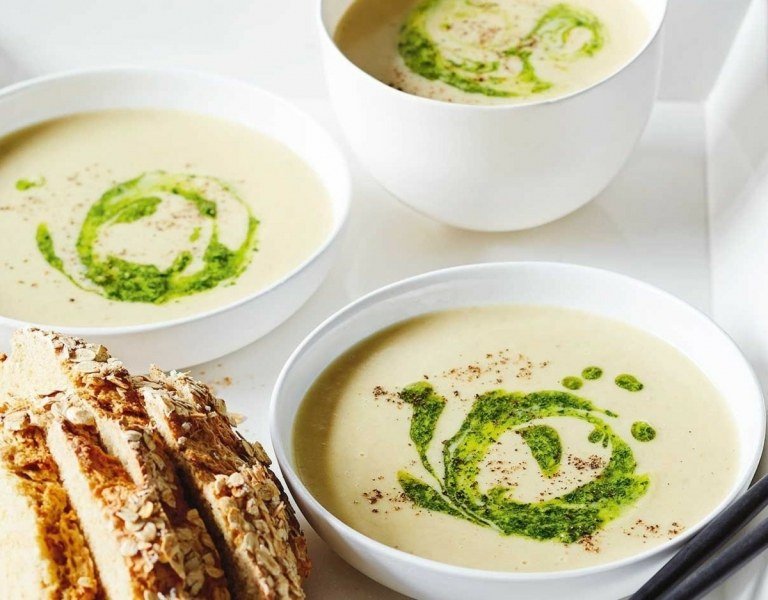 Soppa gjord på pesto, potatis, skinka och gräslök