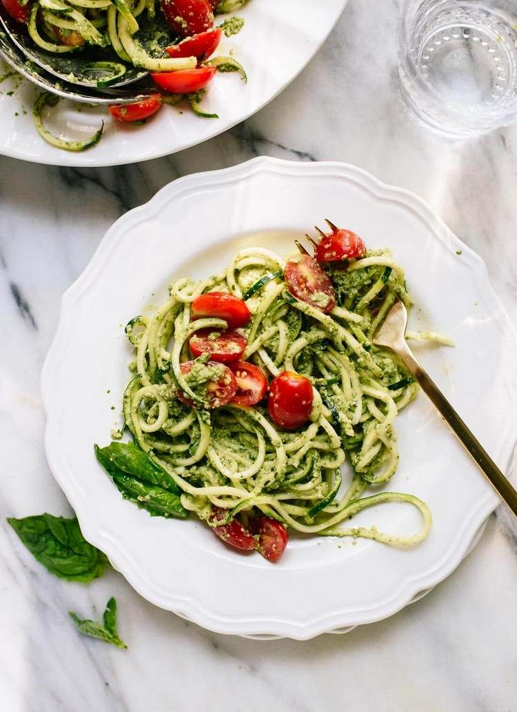 Zucchini Pasta Recept Zoodles med Pesto och körsbärstomater