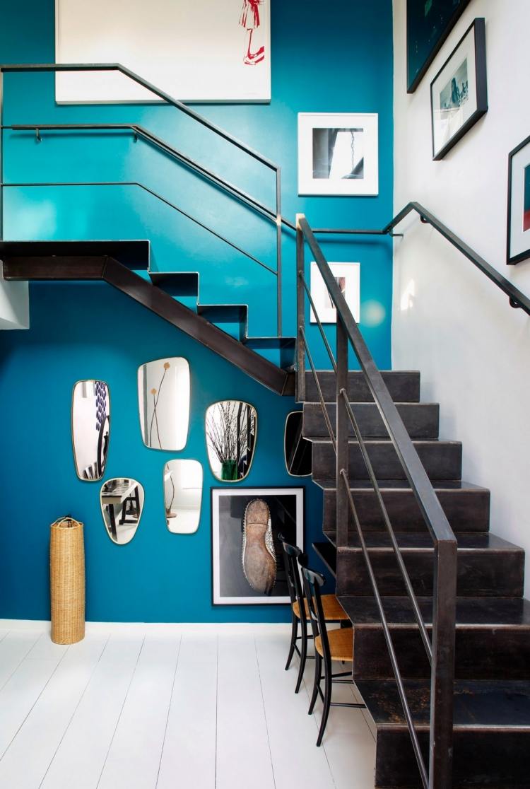 Bensinfärg -interiör-modern-bild vägg-spegel-trappa-stål-vitt-golv