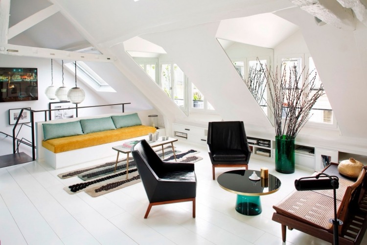 färg accenter-interiör-modern-vit-planka golv-trä balkar-översta våningen