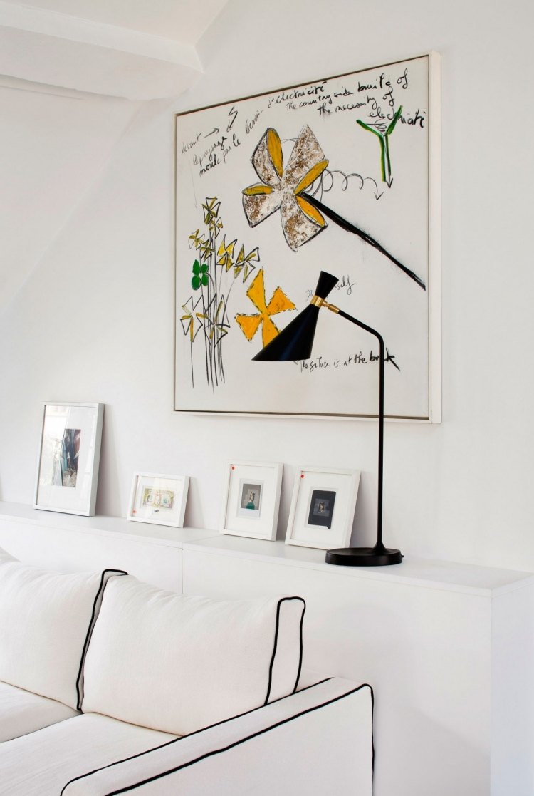 vit-vägg-färg-interiör-modern-bild-samtida-konst-soffa-svart