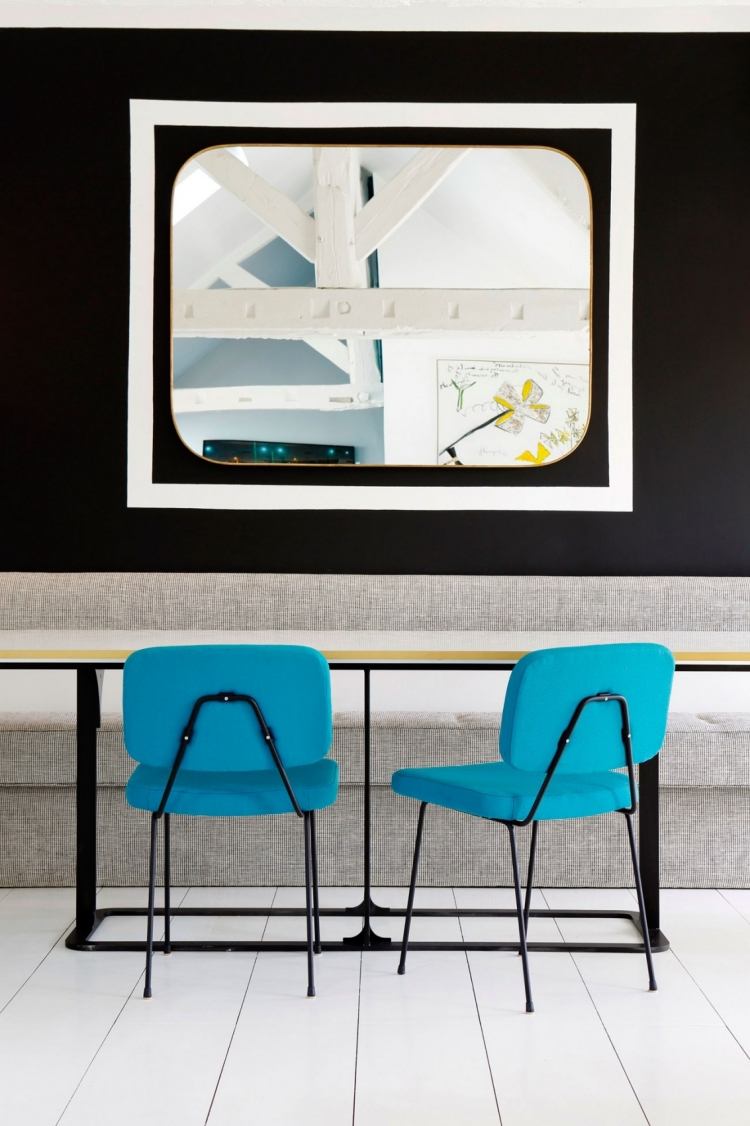 bensin-färg-poslter-stolar-vägg-färg-svart-golv-vit-interiör-modern