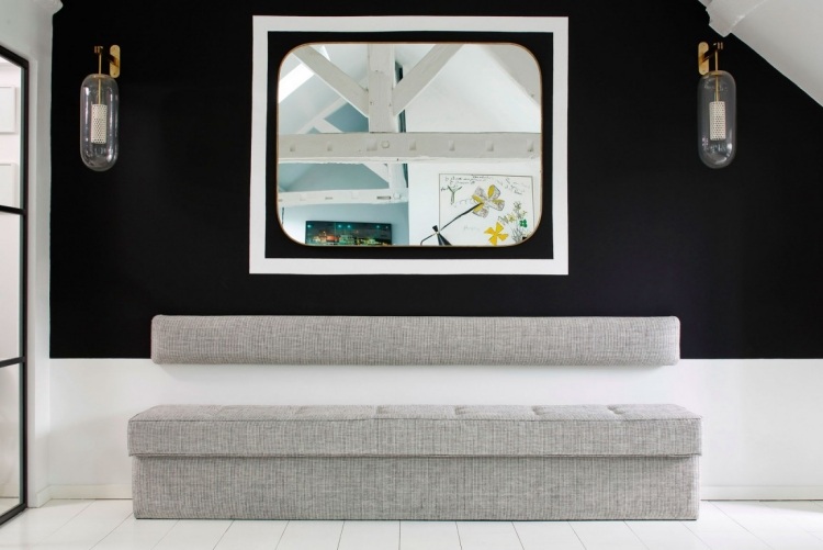 svart-vit-färg-spegel-sits-ljus-grå-interiör-modern