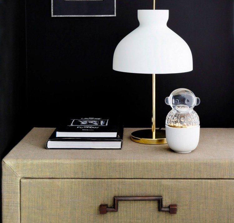 svart-vägg-färg-interiör-modern-sovrum-sängbord-lampa