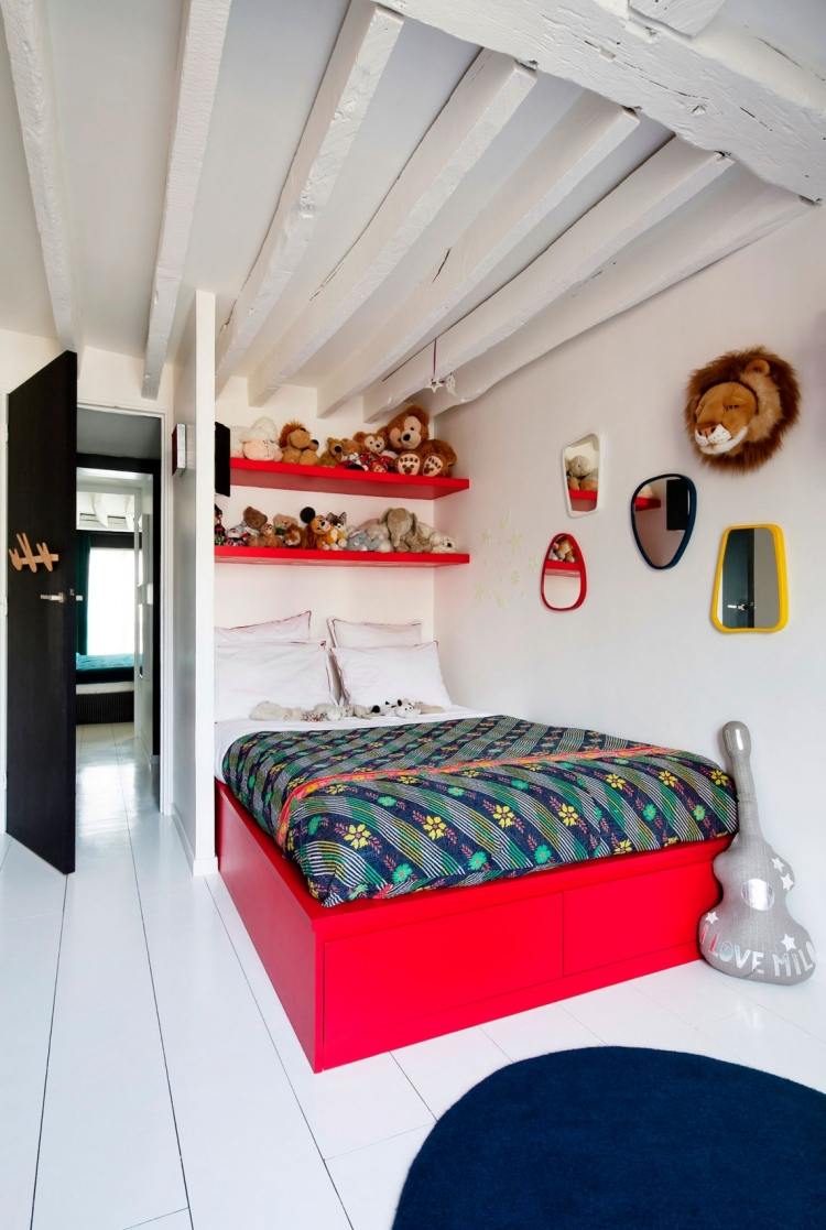 bensin-färg-interiör-moderna-sovrum-säng-röda träbjälkar