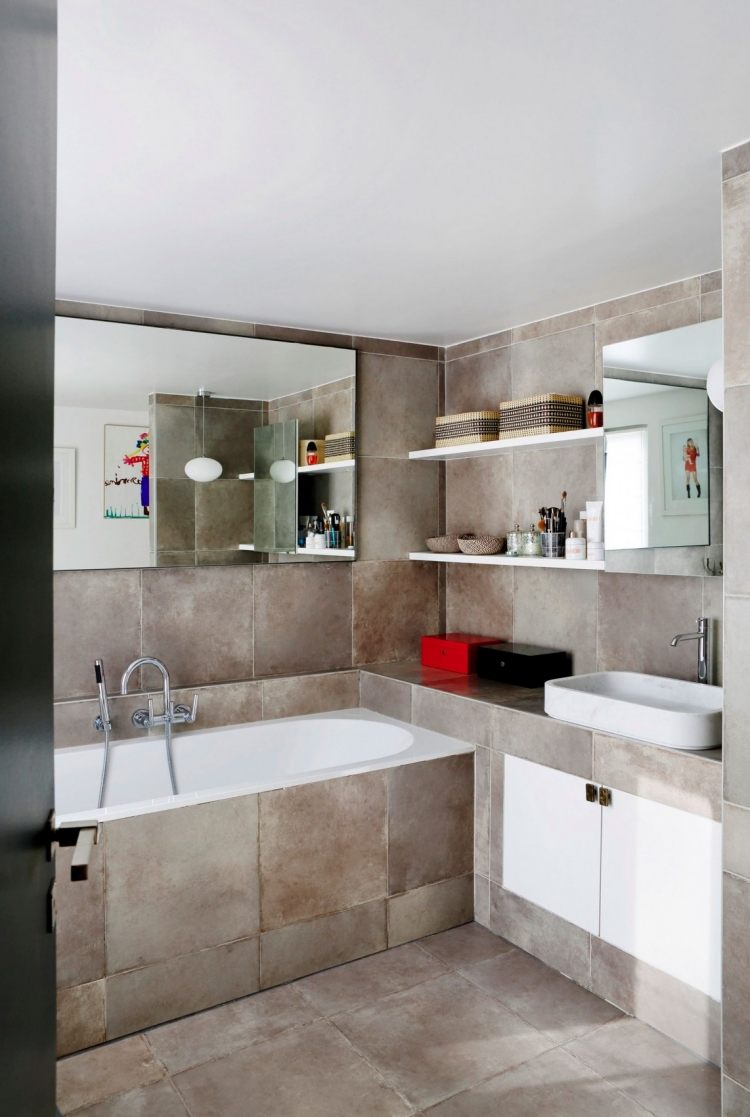 neutral-färg-interiör-modernt-badrum-badkar-vägg-i-vintage