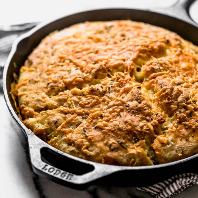 Panbrödrecept med rosmarin, parmesan och jäst för knådning