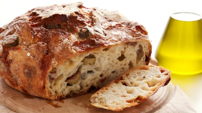 Olivbröd med en grekisk smak tack vare oliver och kryddor
