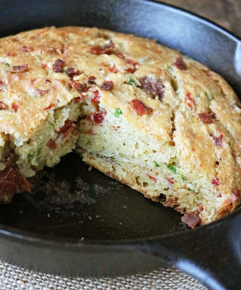 Kärnmjölksbröd med konserverade tomater, kött och glutenfritt mjöl