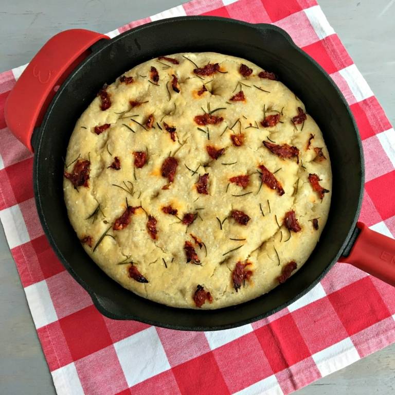 Veganskt recept på pannbröd med soltorkade tomater och rosmarin