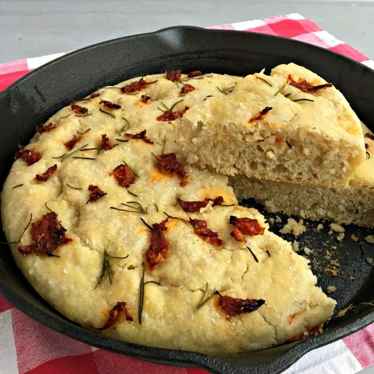 Enkelt recept på pannbröd med havssalt och soltorkade tomater för en medelhavssmak