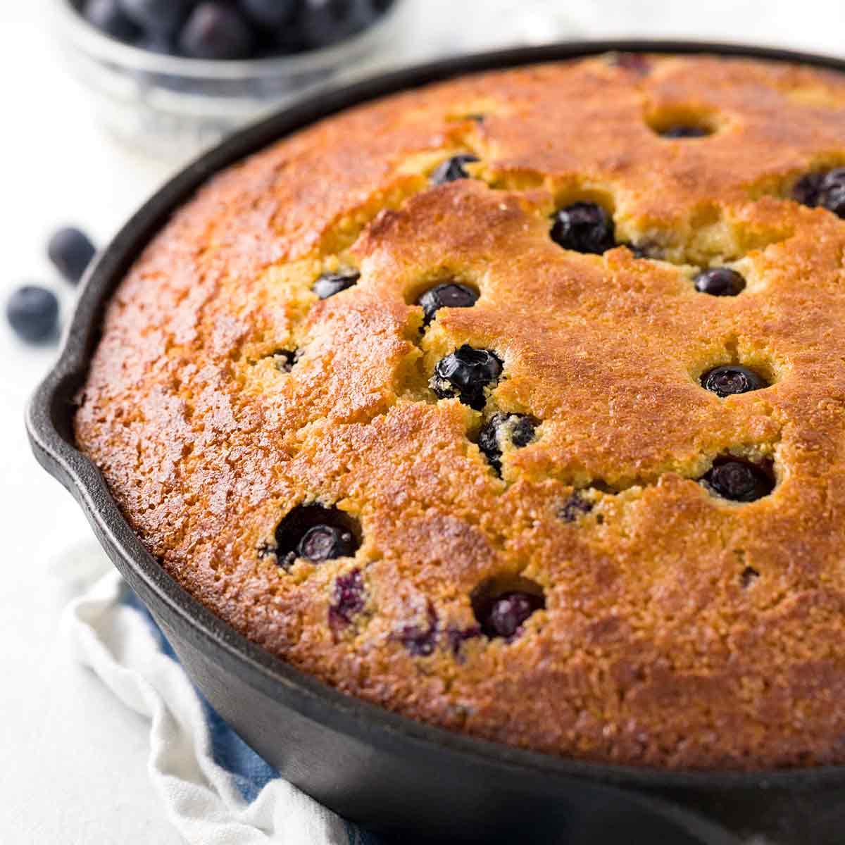Sött pannbrödsrecept med blåbär och honung som efterrätt till grillkvällen