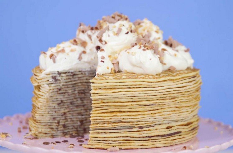 Tårta gjord på pannkakor Förberedelse Pannkakskaka med vaniljfyllning